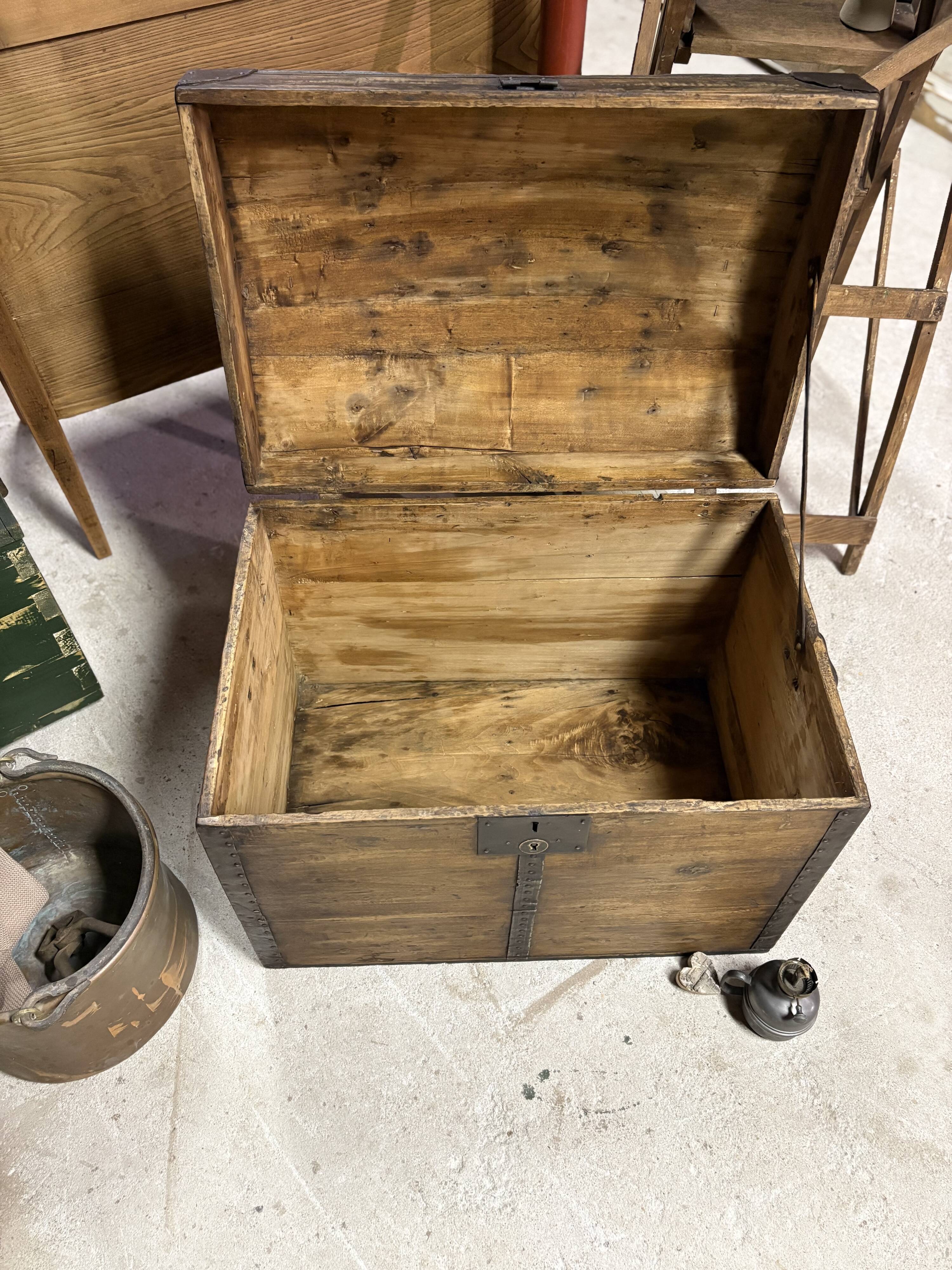 Malle bombée ancienne – rangement & déco vintage