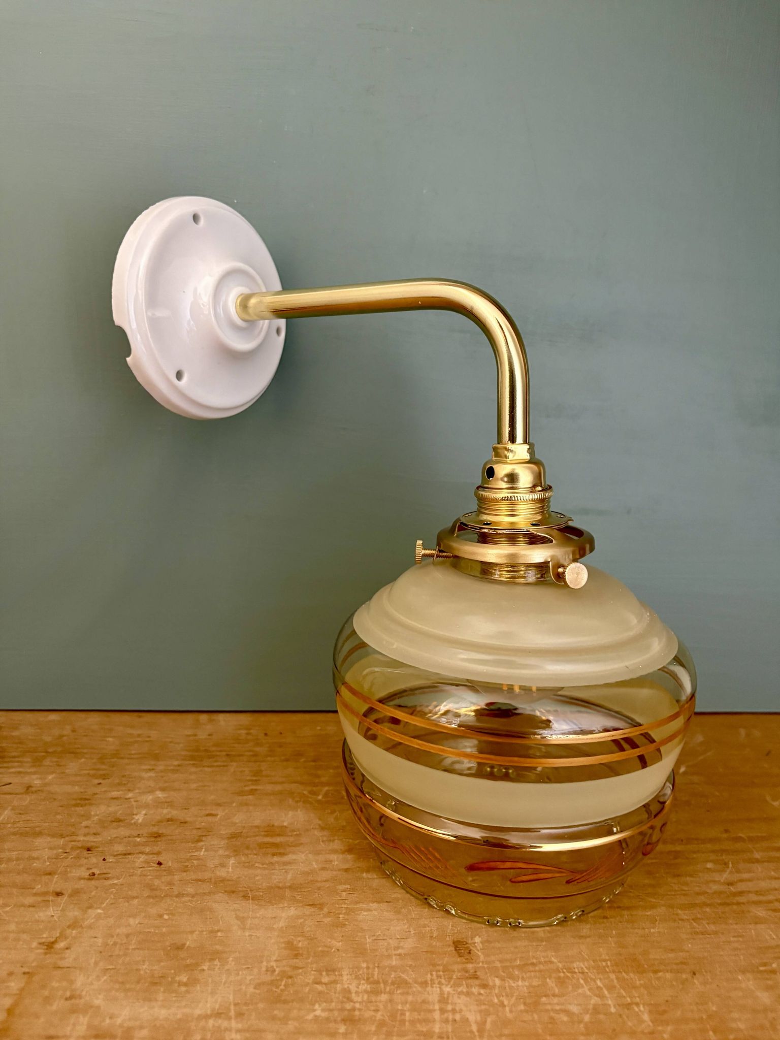 Applique coudée globe vintage en verre jaune et doré
