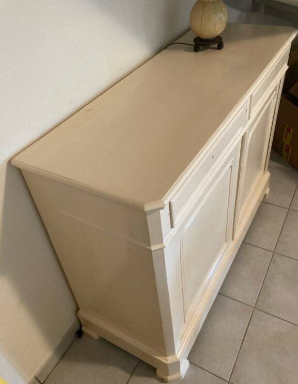 Buffet bas en bois massif relooké blanc cassé – Style Louis-Philippe