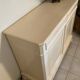 Buffet bas en bois massif relooké blanc cassé – Style Louis-Philippe