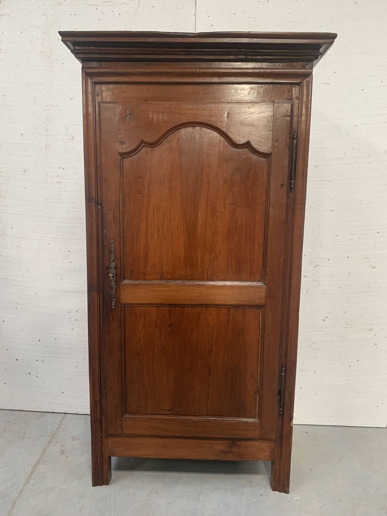Bonnetière de style Louis Philippe en merisier massif XIX siècle