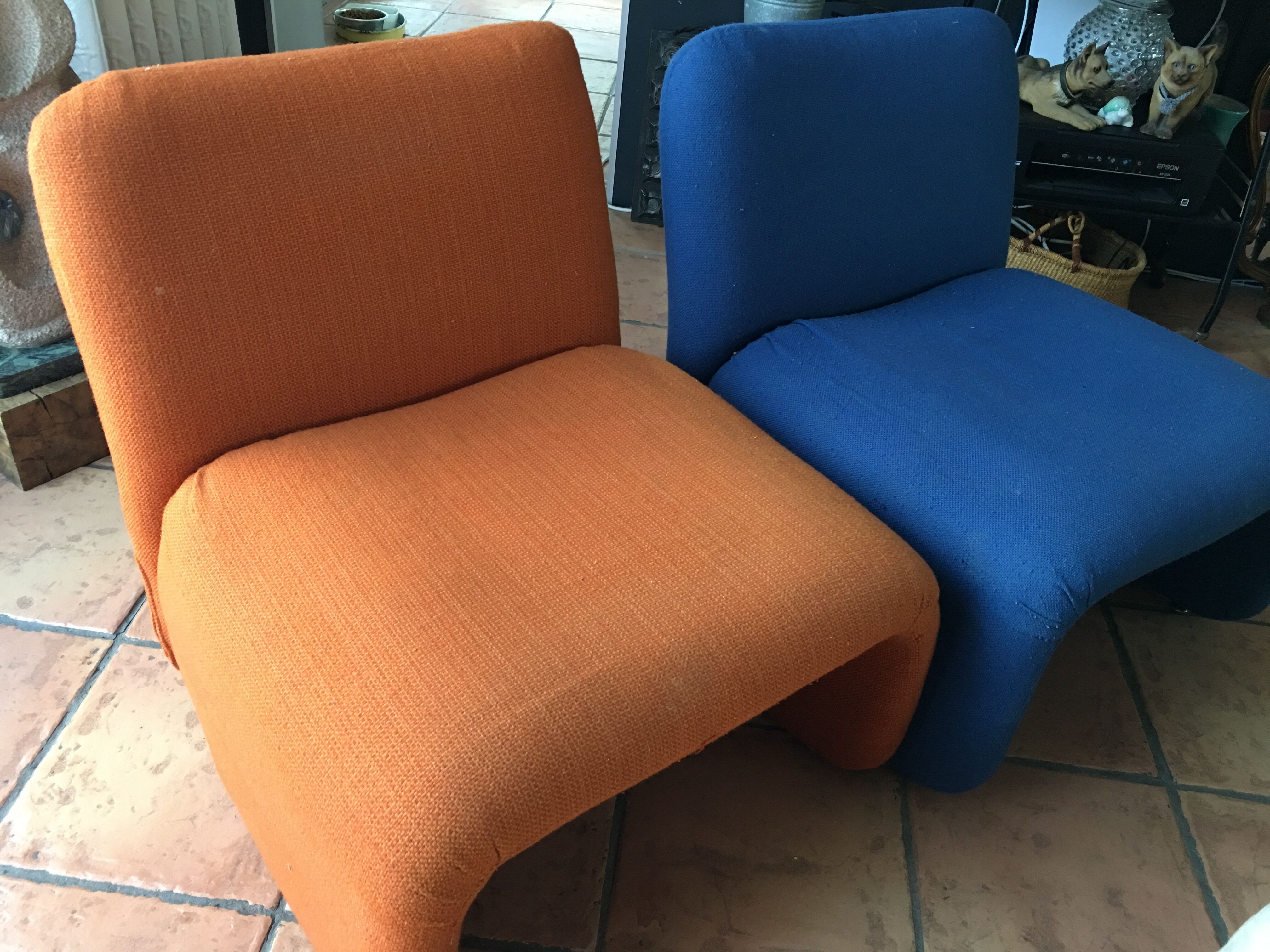Paire de fauteuils bas typique années 70