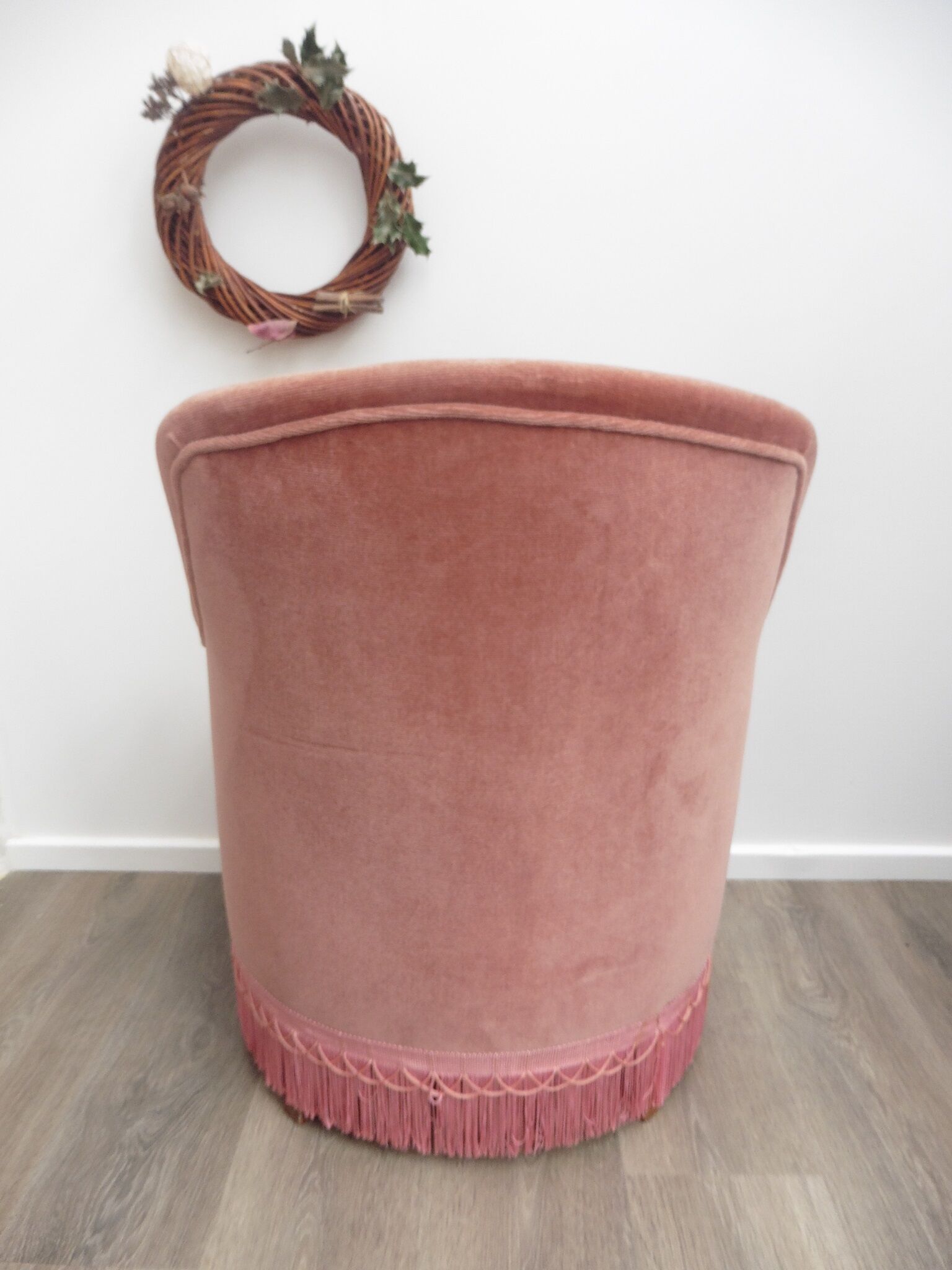 Armchair toad and its footrest in old pink velvet