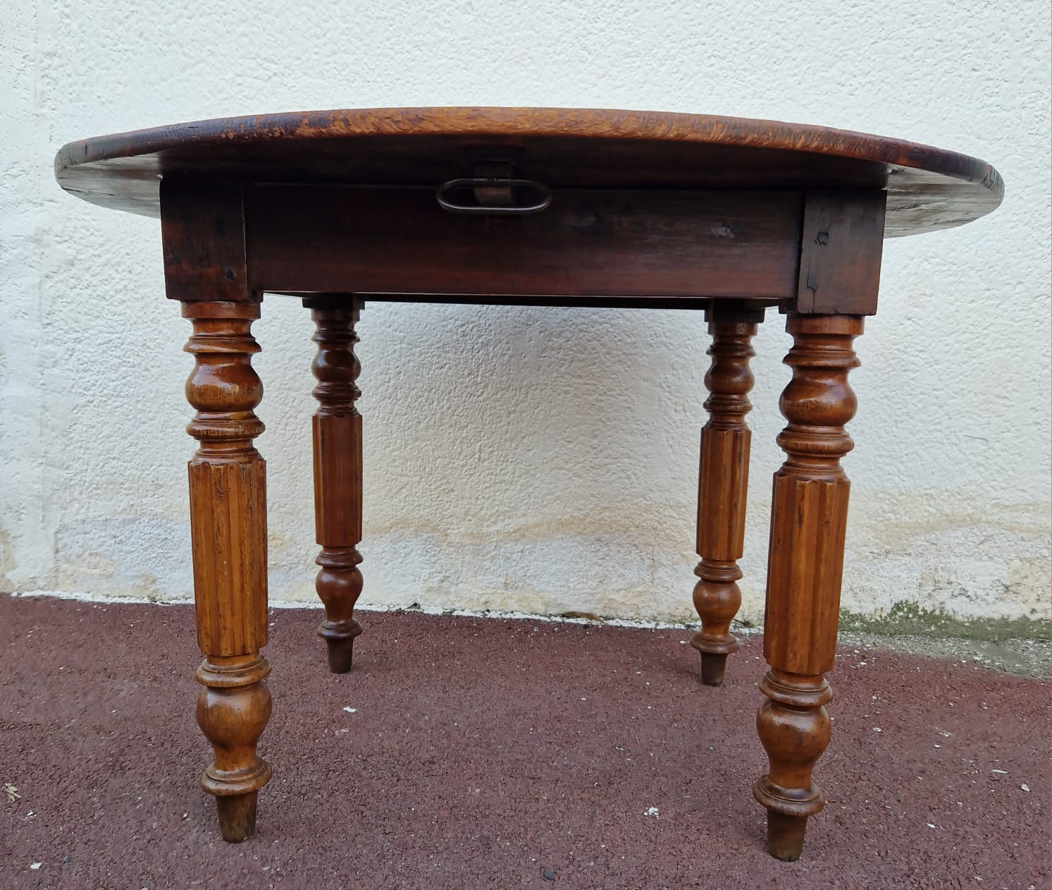 Country table with shutters