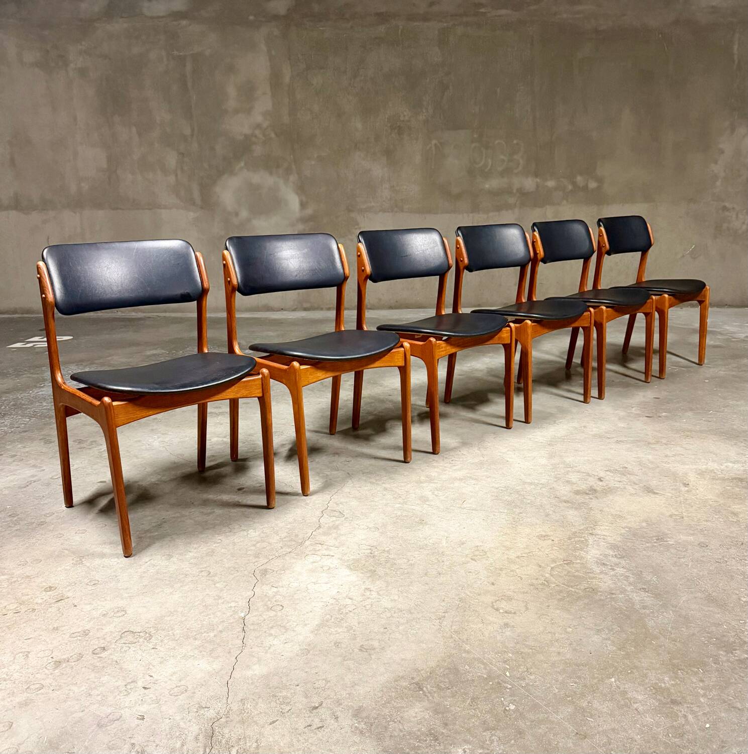 6 Erik Buch chairs