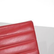 Fauteuil " EA 108 " en cuir rouge, conçu par Charles Ray Eames pour Vitra,