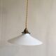 Suspension en opaline blanche et griffe en laiton