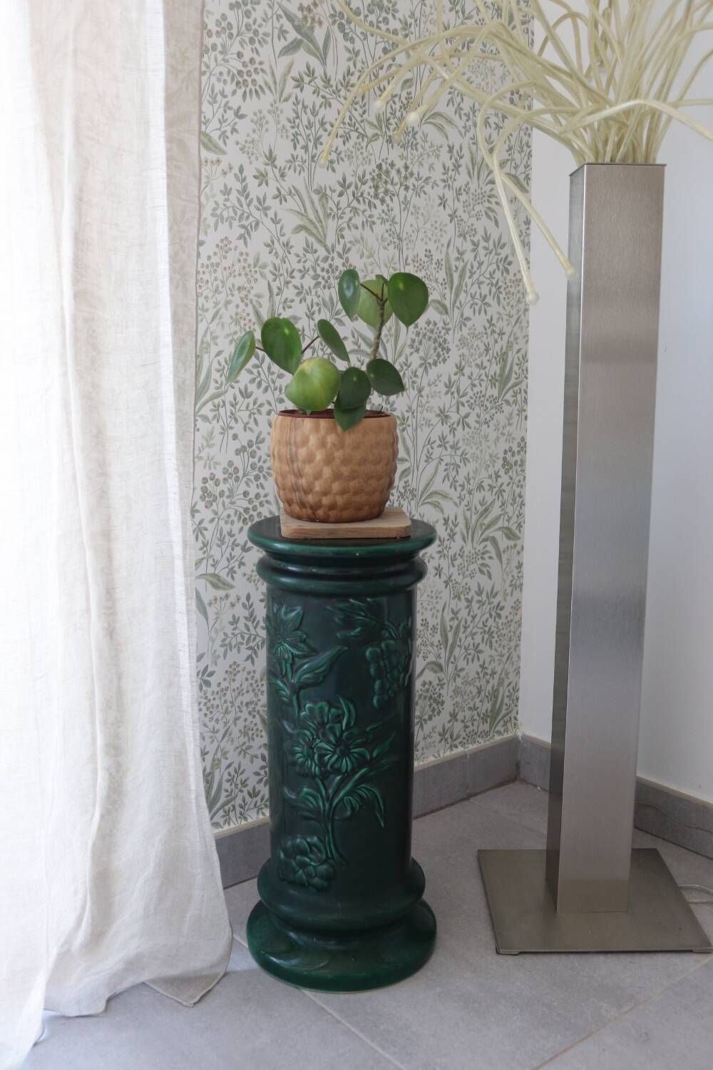 Pedestal column in green ceramic with flower and fruit decoration