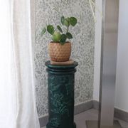 Pedestal column in green ceramic with flower and fruit decoration