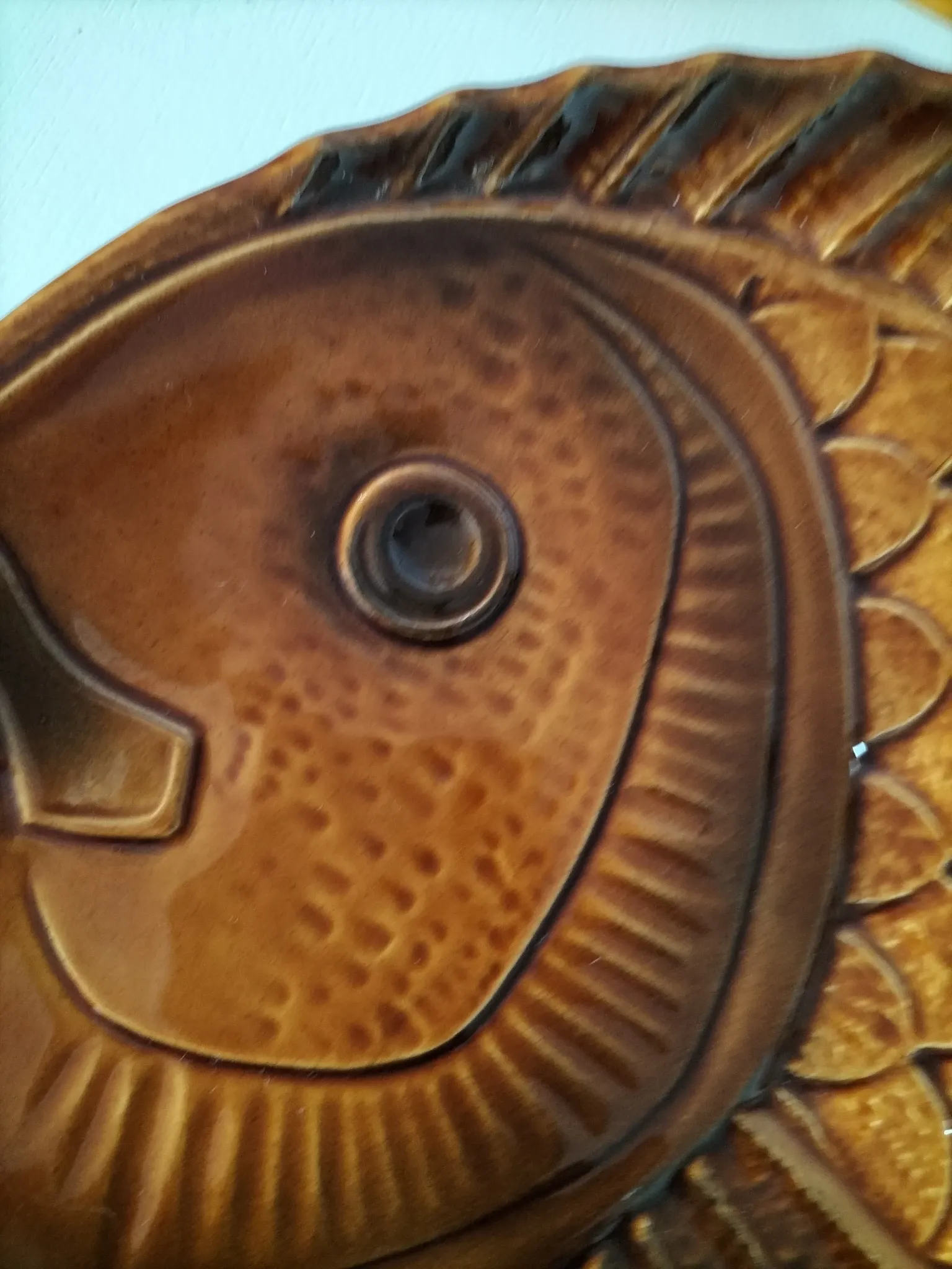 6 antique fish barbotine plates – Saint-Clément
