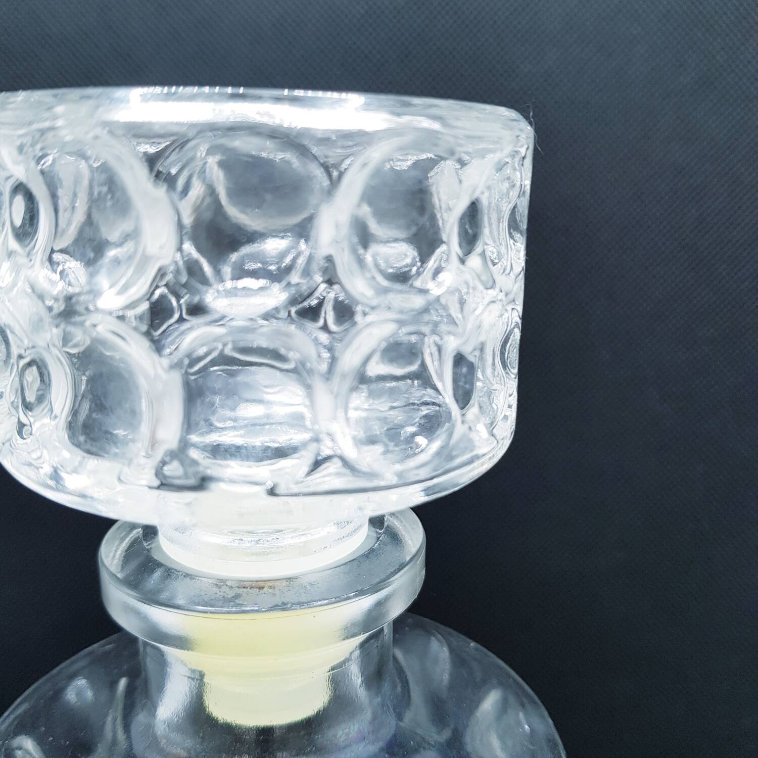 Carafe sphérique en verre taillé