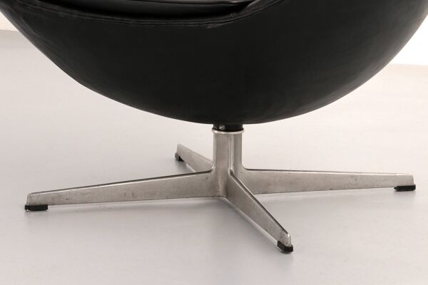 Fauteuil Egg – Arne Jacobsen, Danemark, 1960 – Cuir noir par Fritz Hansen