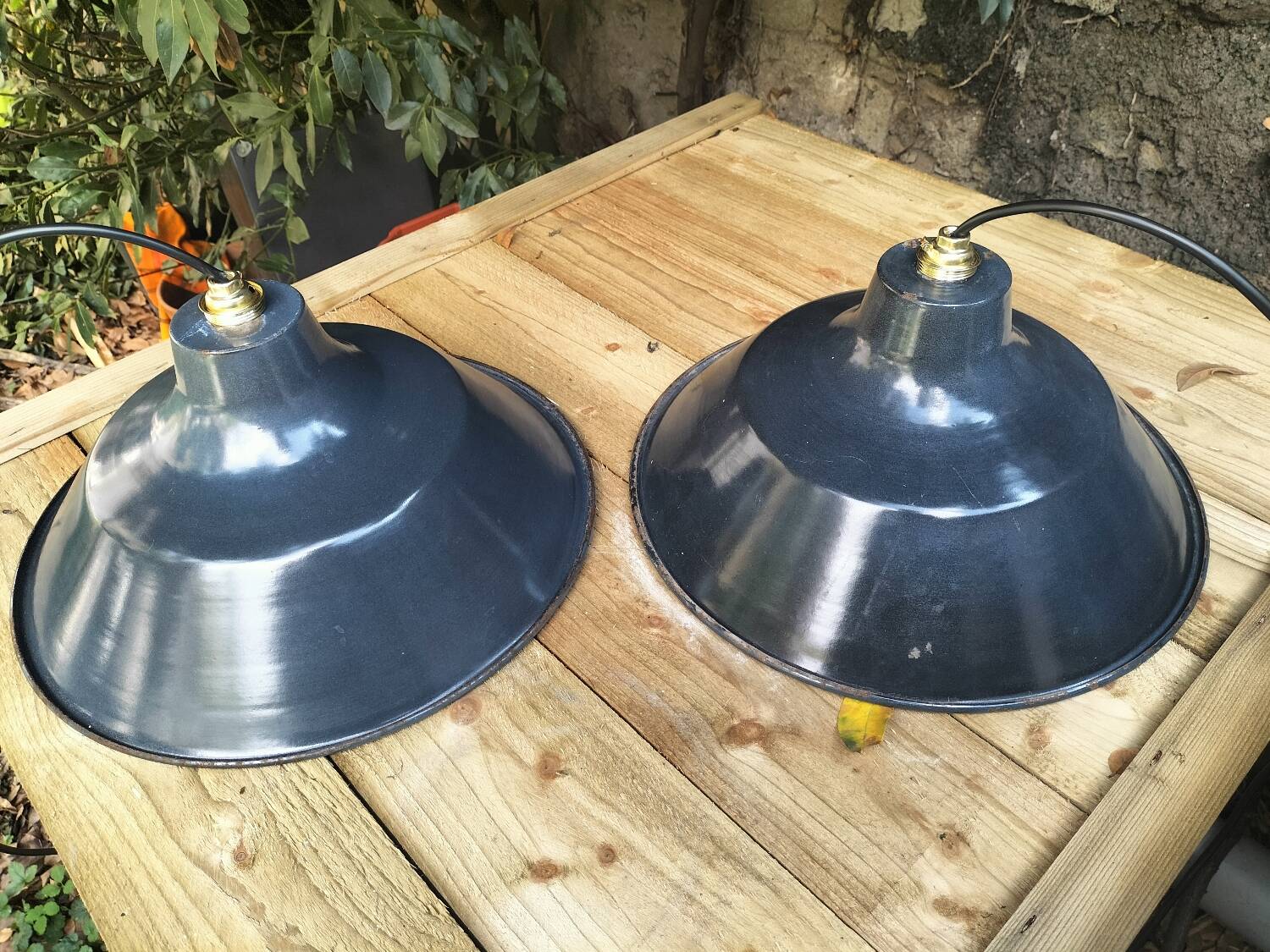 Pair of enamelled sheet metal suspensions