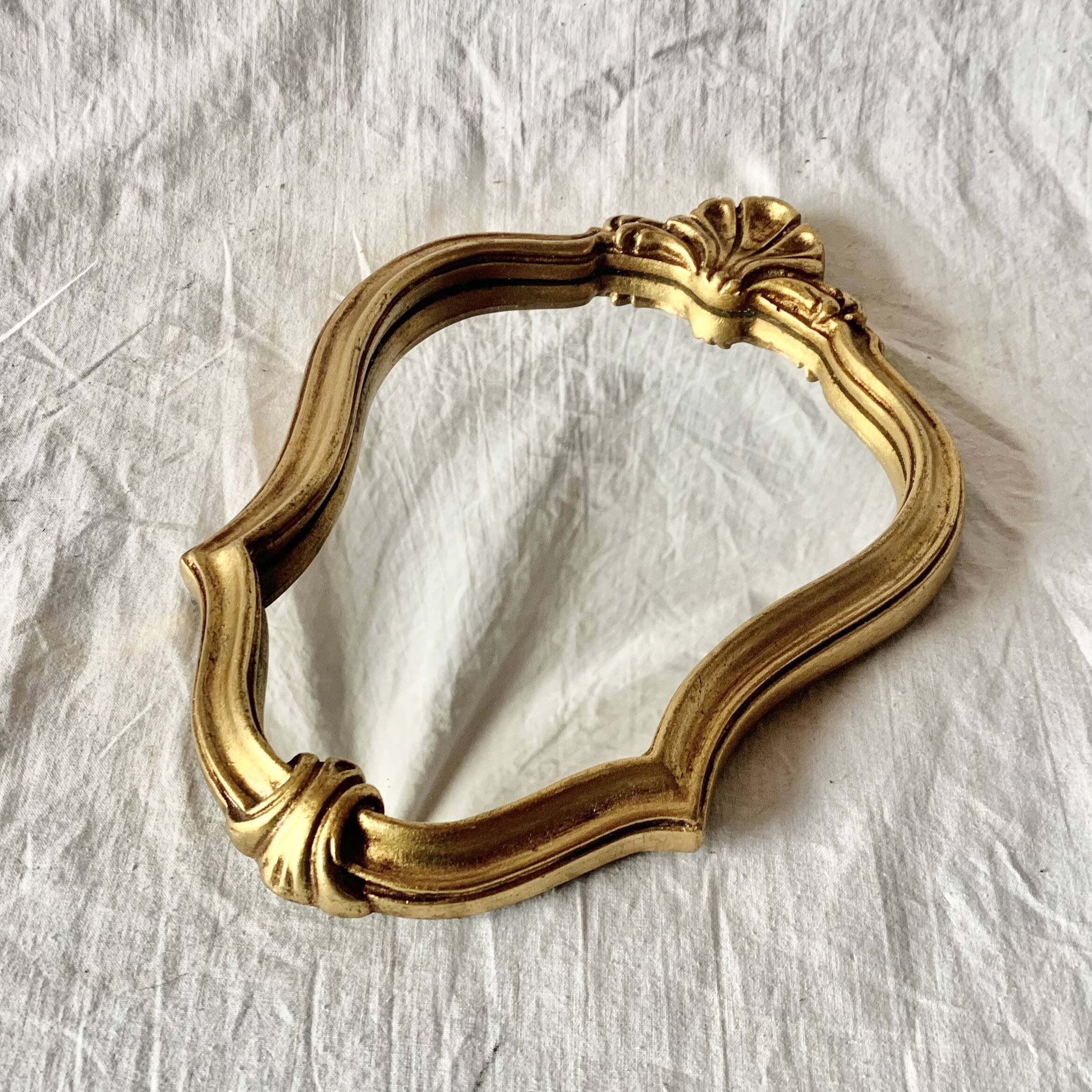 Petit miroir mural rocaille vintage en résine dorée