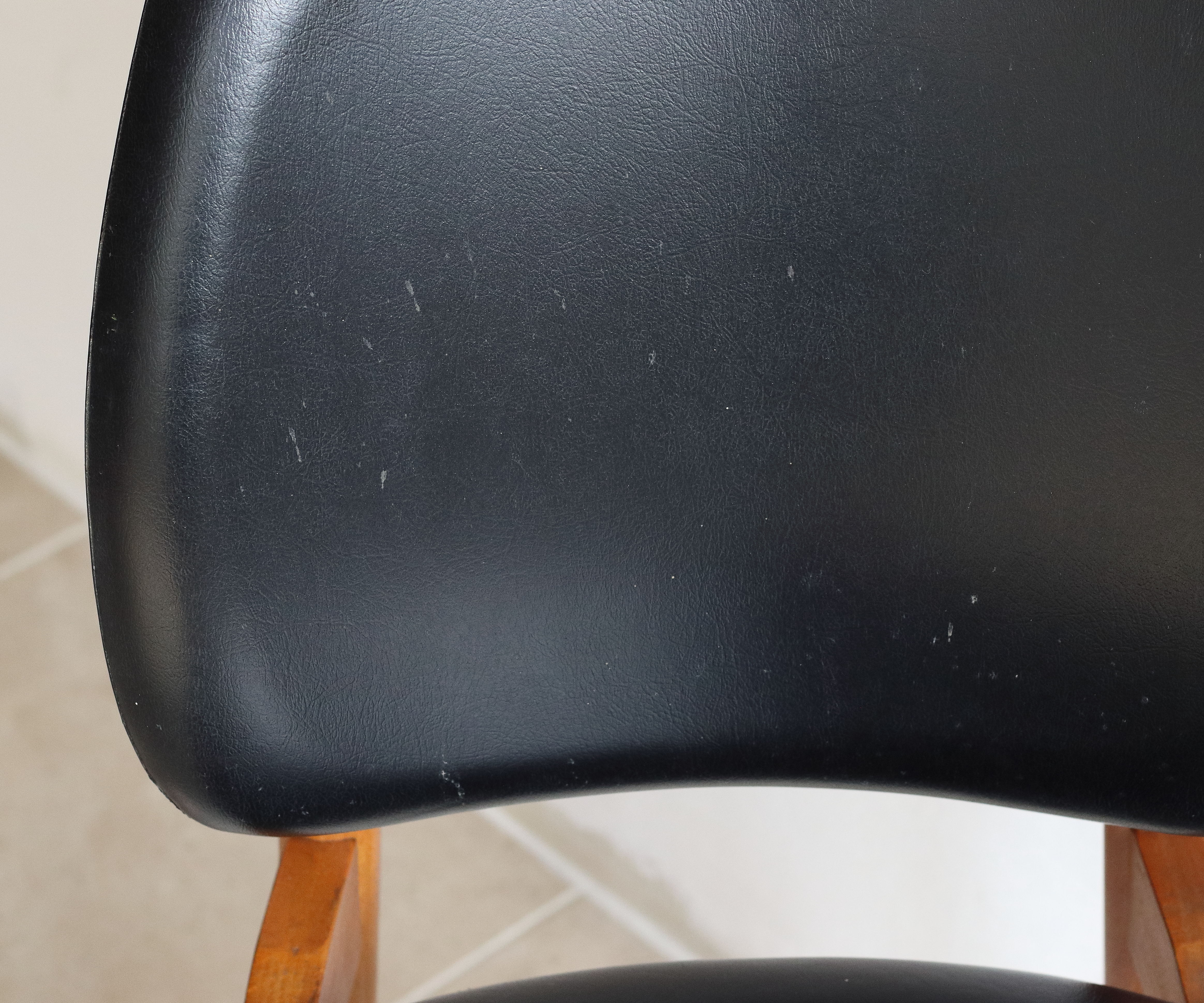 Suite of 6 Chairs Baumann model Pegasus in beech and faux black leather