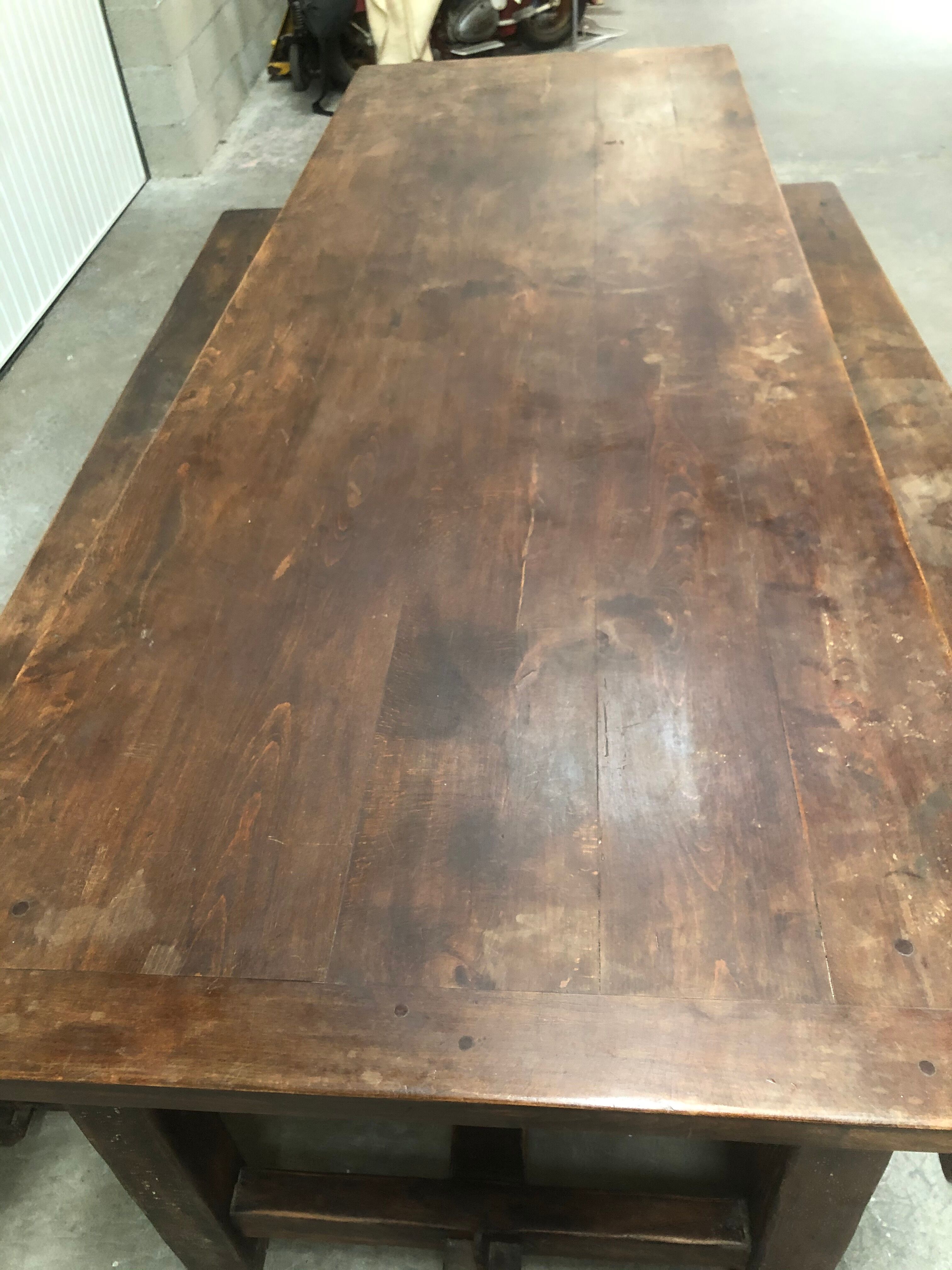 Table and 2 benches