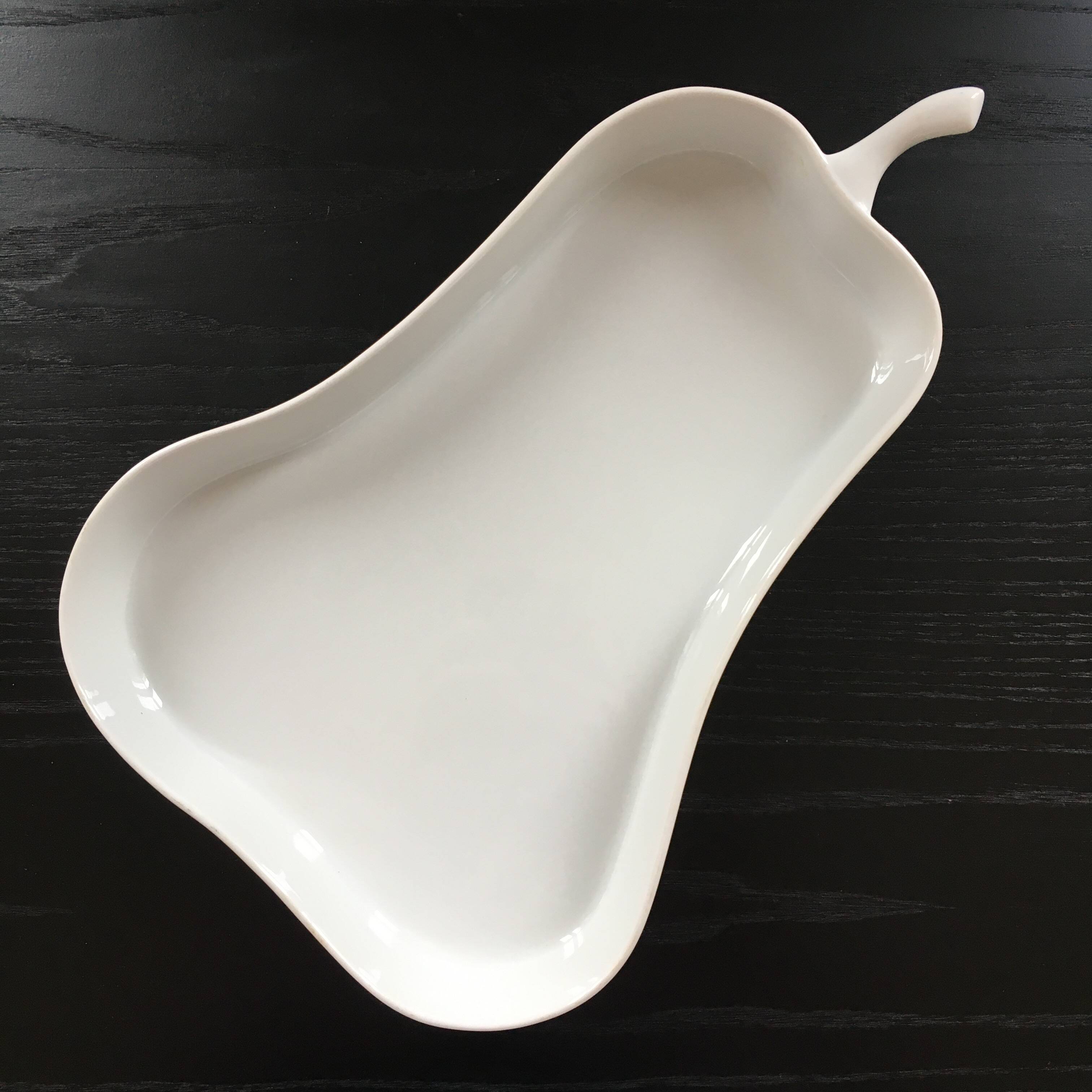 White pear-shaped oven dish