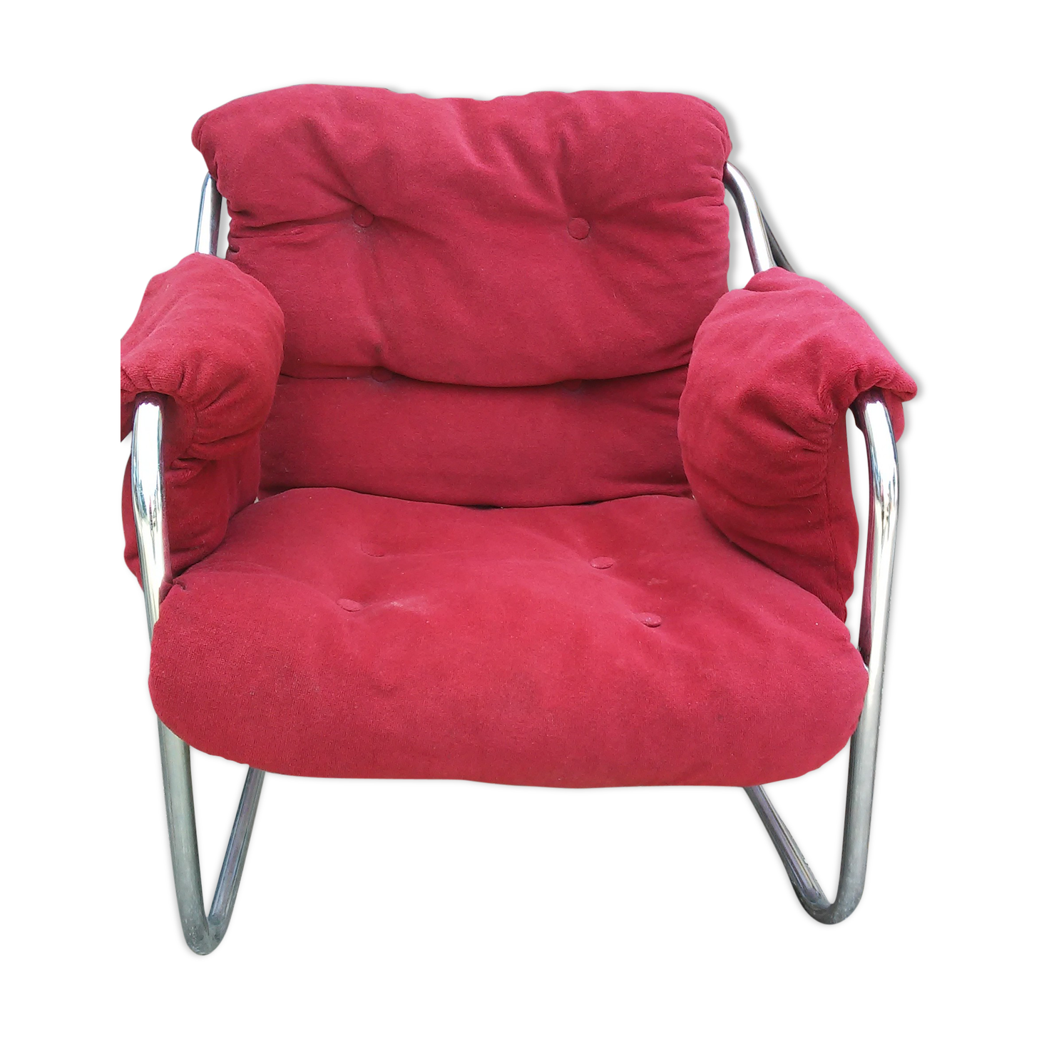Fauteuil en tissu rouge avec pieds chromés