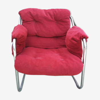 Fauteuil en tissu rouge avec pieds chromés