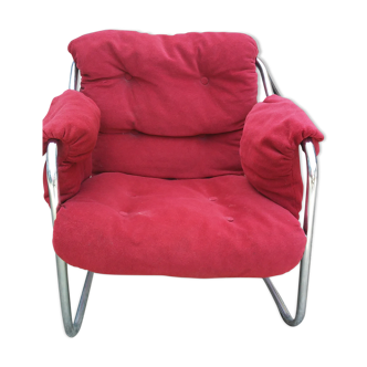 Fauteuil en tissu rouge avec pieds chromés