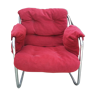 Fauteuil en tissu rouge avec pieds chromés