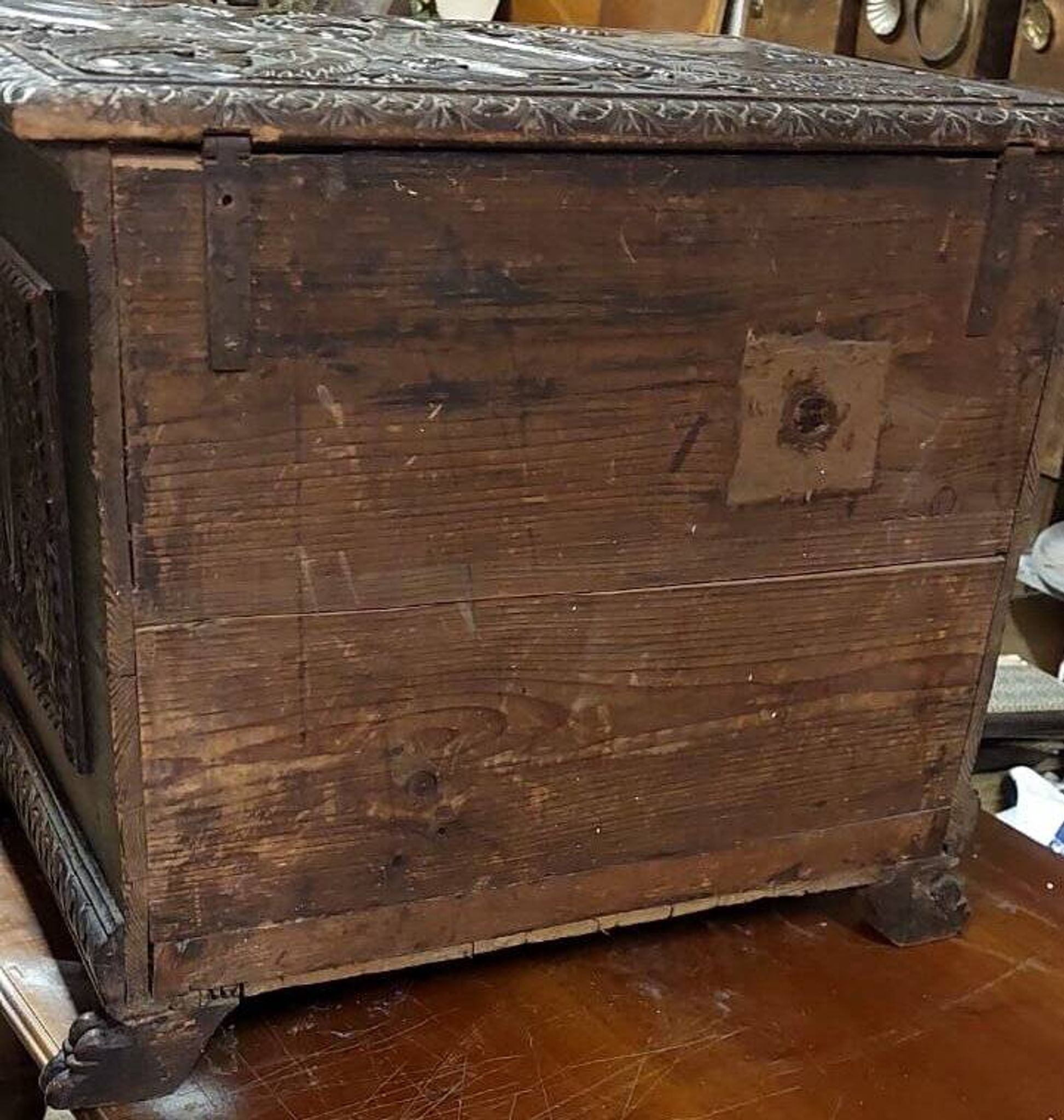 Small finely carved wooden chest, Renaissance style, 19th century, Tuscany