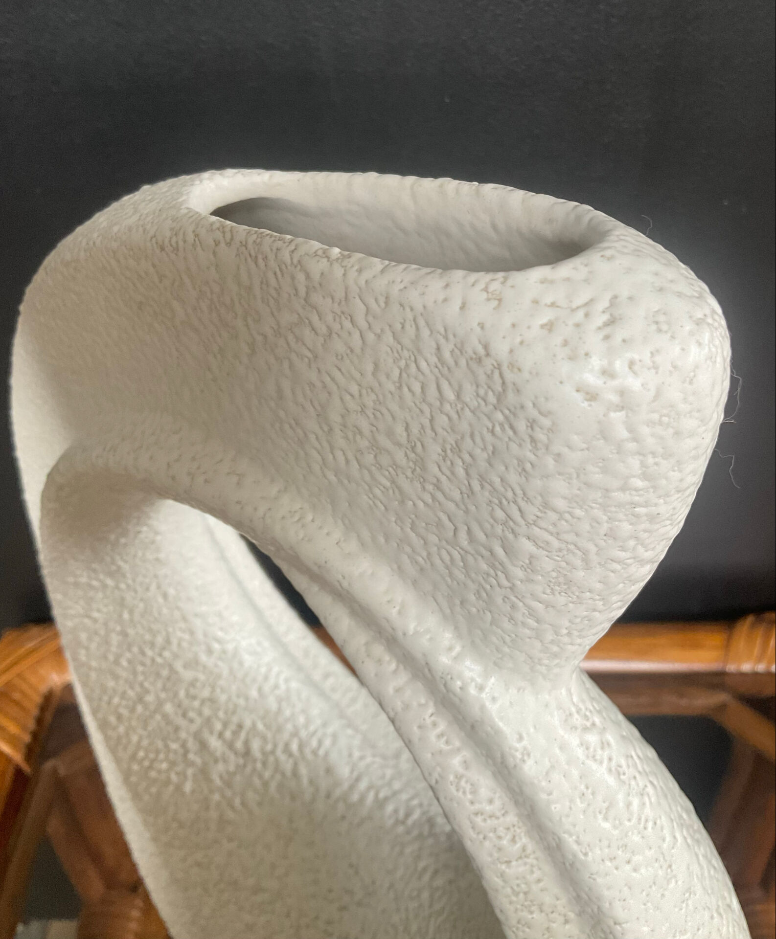 Sculptural vase by Roberto Rigon from the 1970s, signed.
