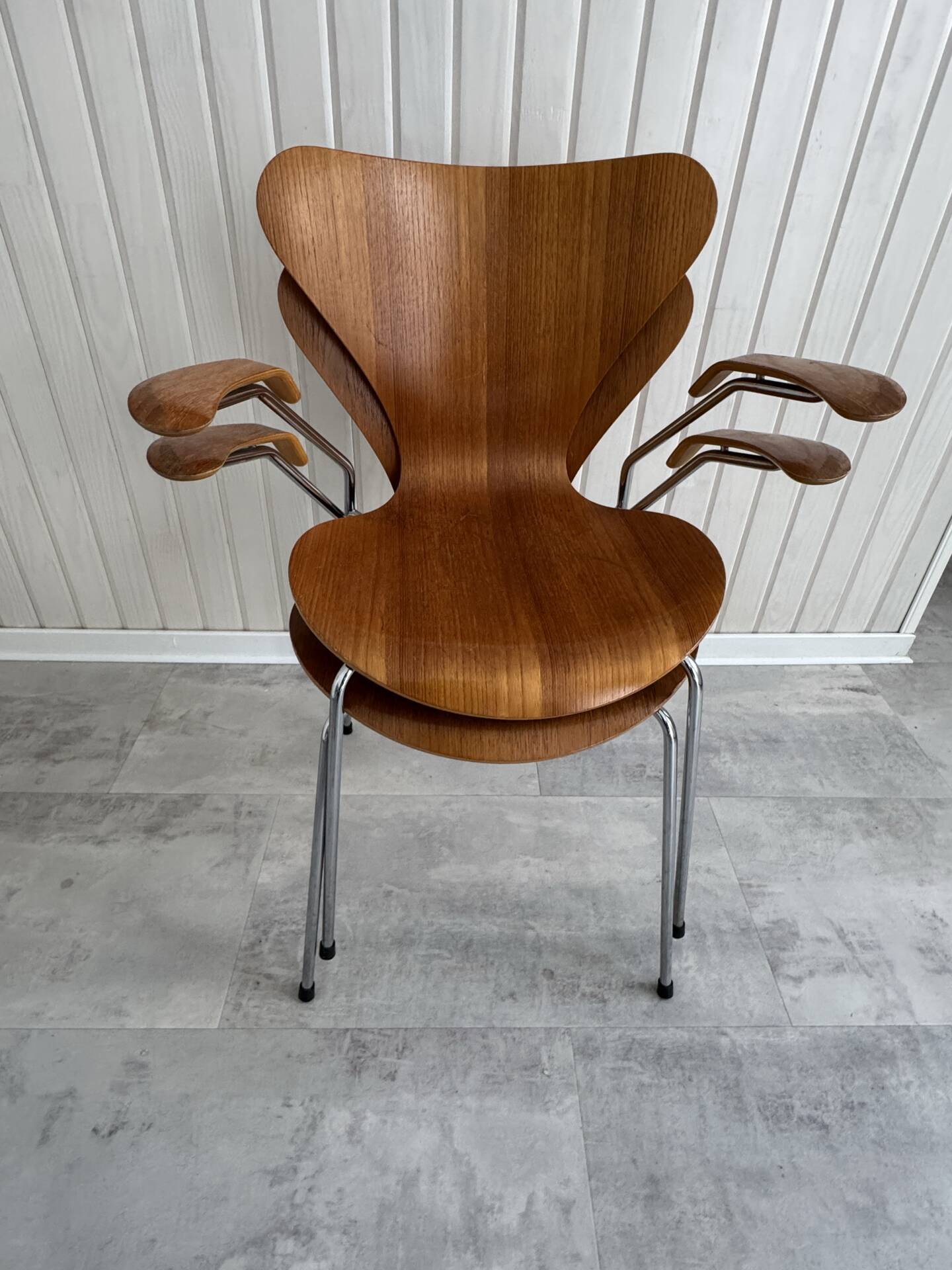 2 Series 7 chairs with armrests (3207) by Arne Jacobsen – Fritz Hansen
