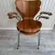 2 Series 7 chairs with armrests (3207) by Arne Jacobsen – Fritz Hansen