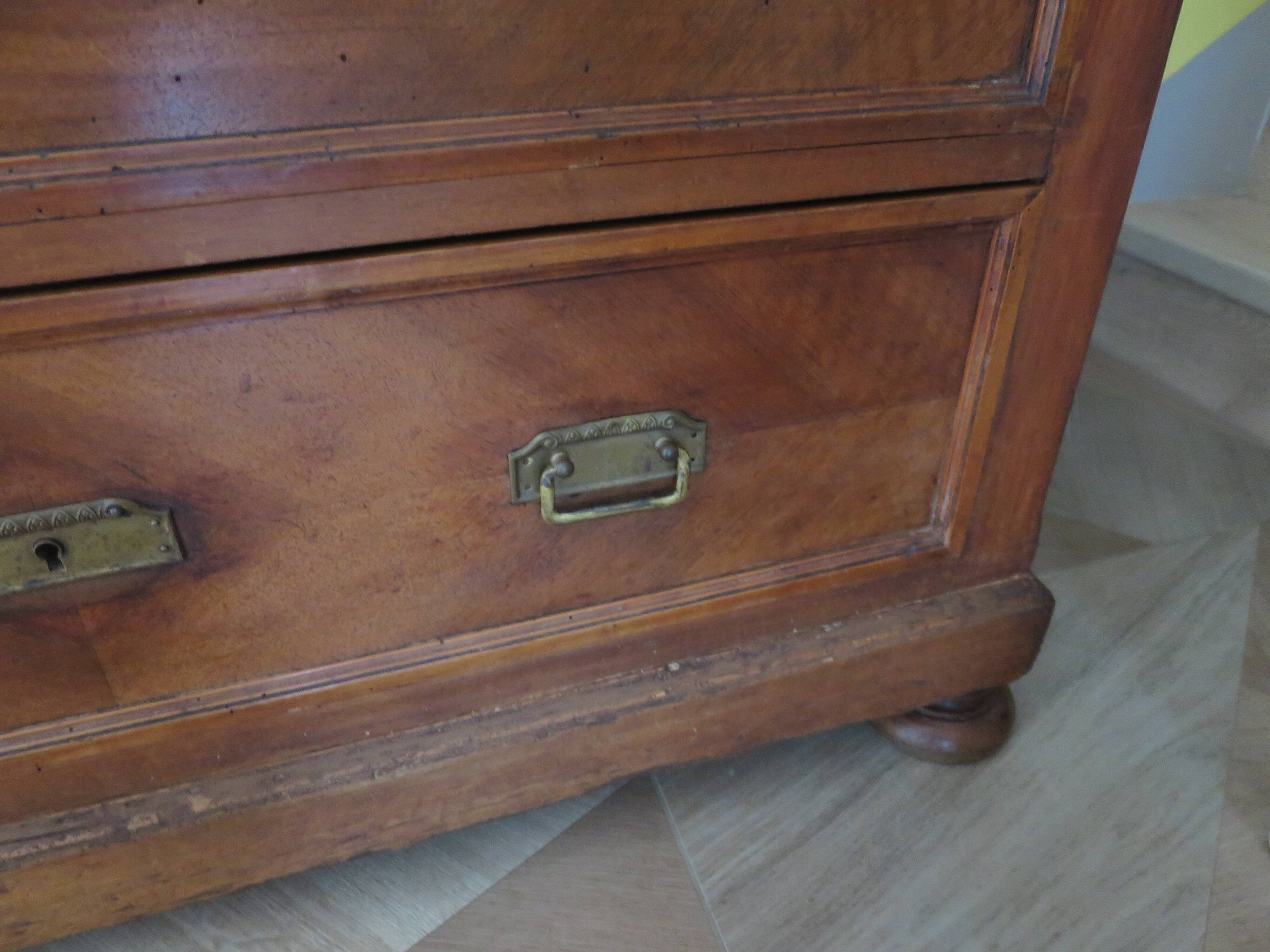 Louis Philippe style chest of drawers with 4 drawers in solid walnut and marble, 1900-1950.