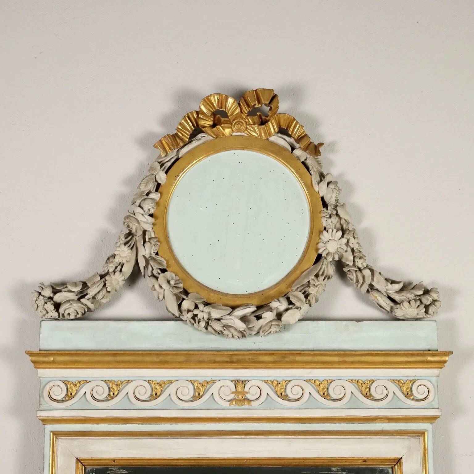 Neoclassical carved wooden mirror, Italy, 18th century