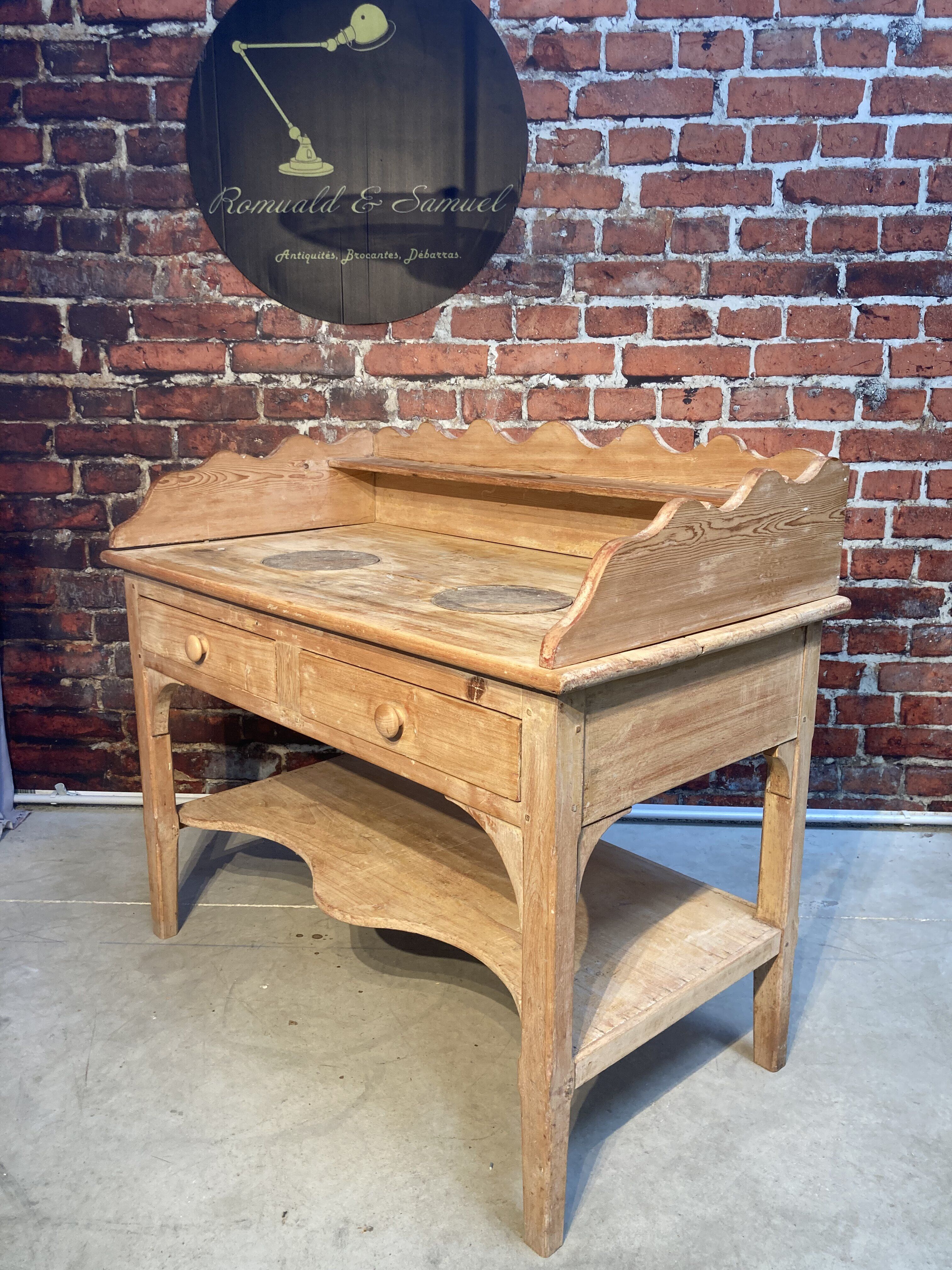 Meuble de toilette ancien en bois brut