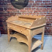Meuble de toilette ancien en bois brut