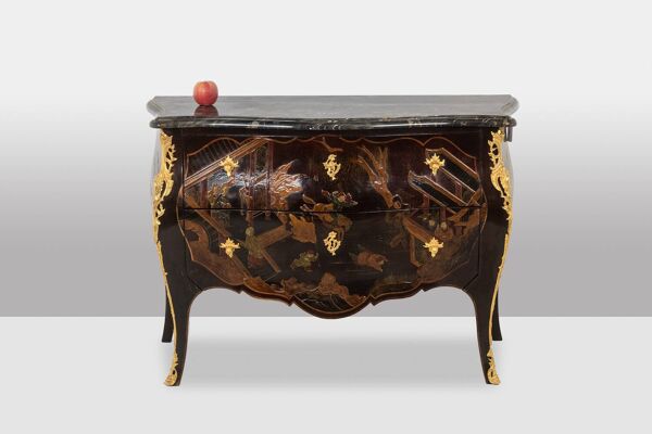 Commode sauteuse en laque avec son marbre. Années 1950.