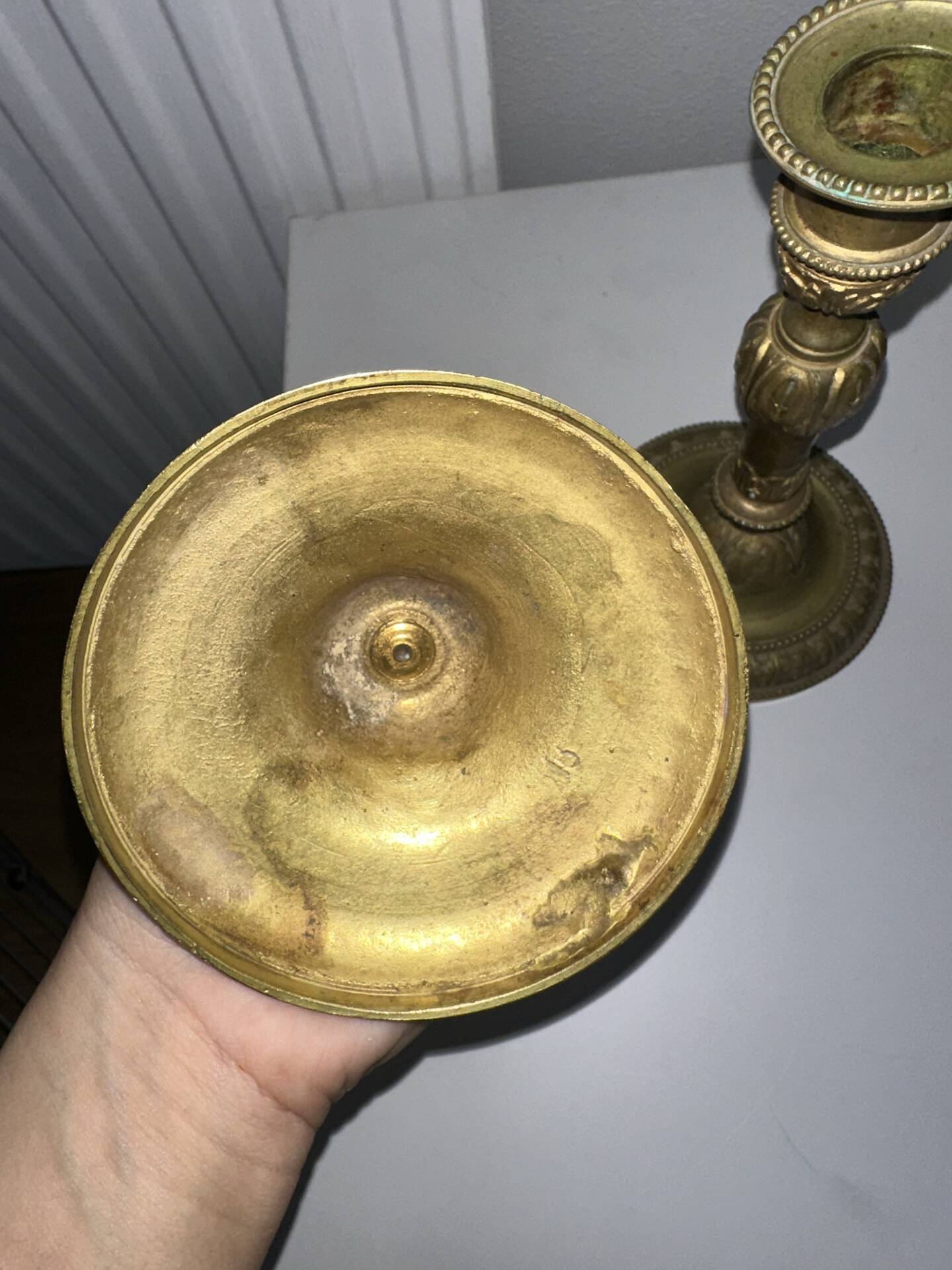 Flambeau époque Louis XVI en bronze doré finement ciselé