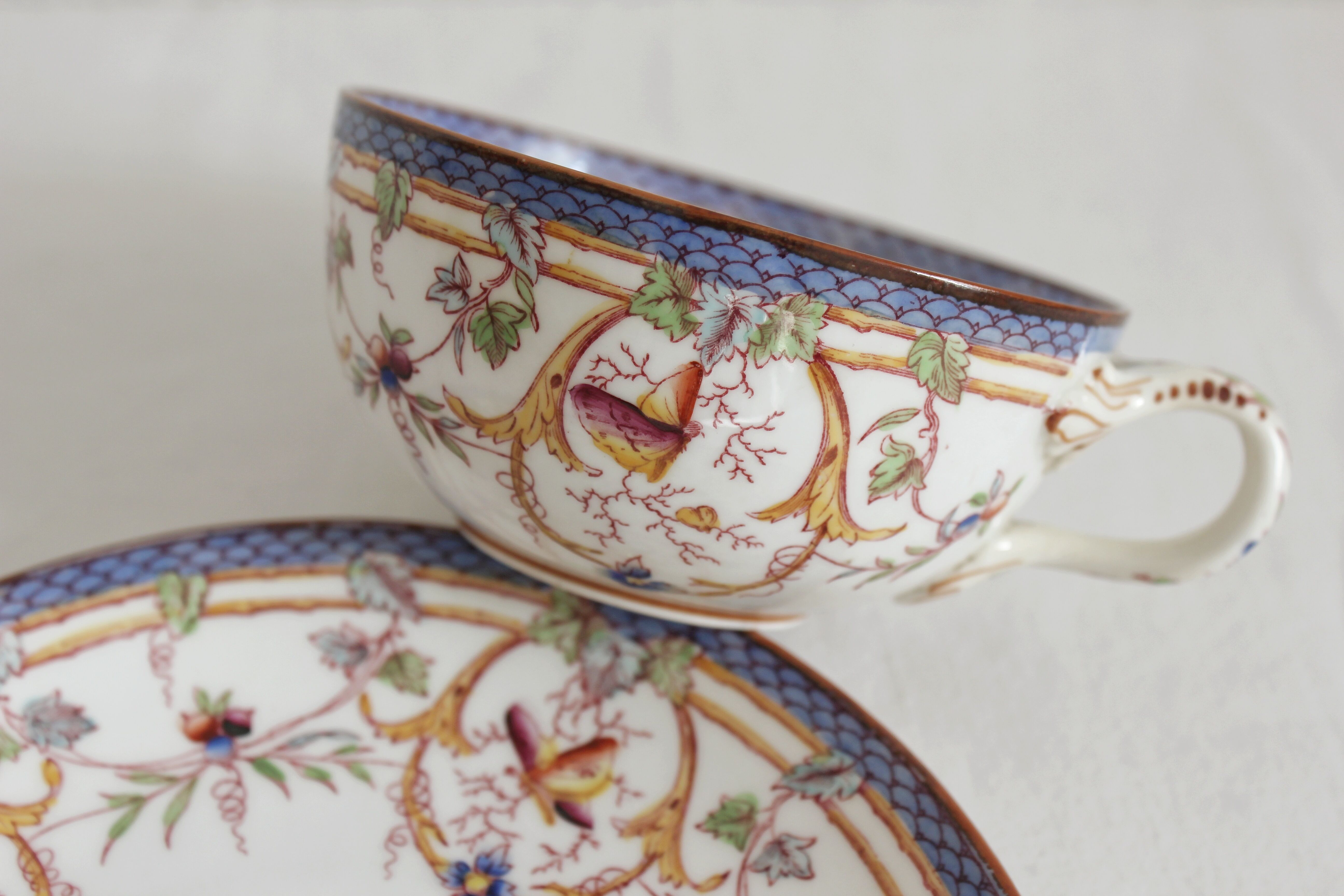 Tasse à café en terre de fer décor Minton mauve Sarreguemines fin XIXe