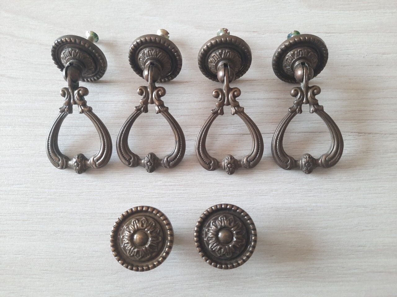 Lot de 4 poignées anciennes et 2 boutons en laiton