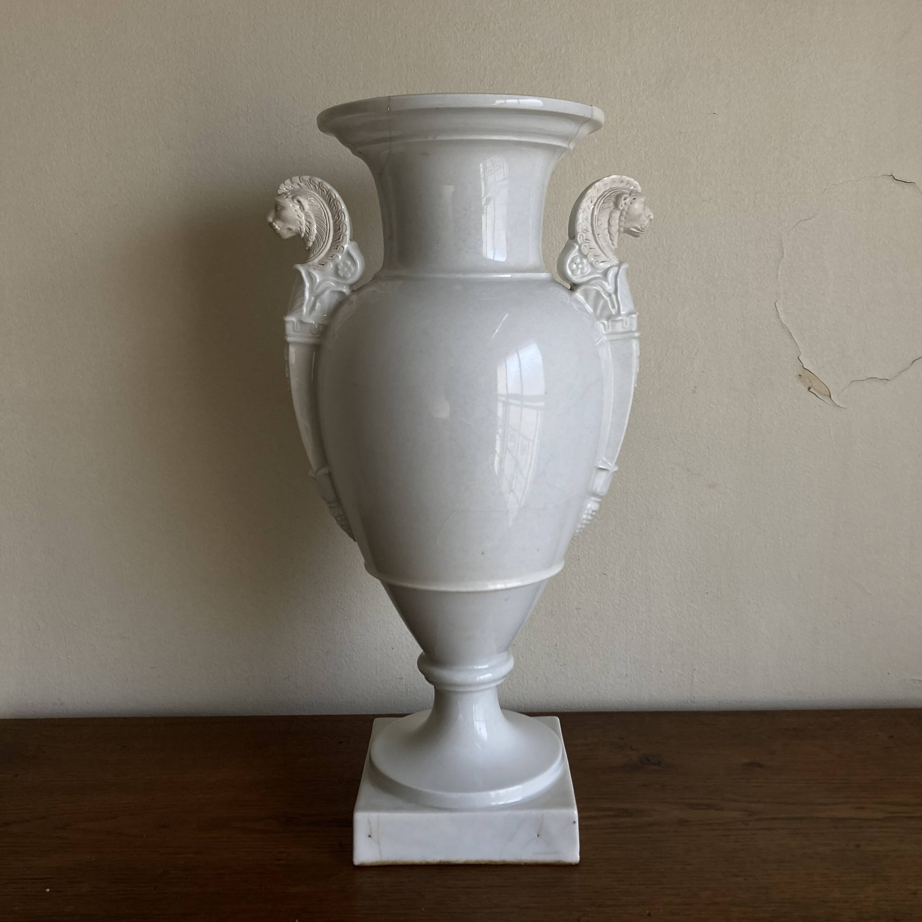 XXL white lion head neo-classical amphora vase from the Empire Consulate.