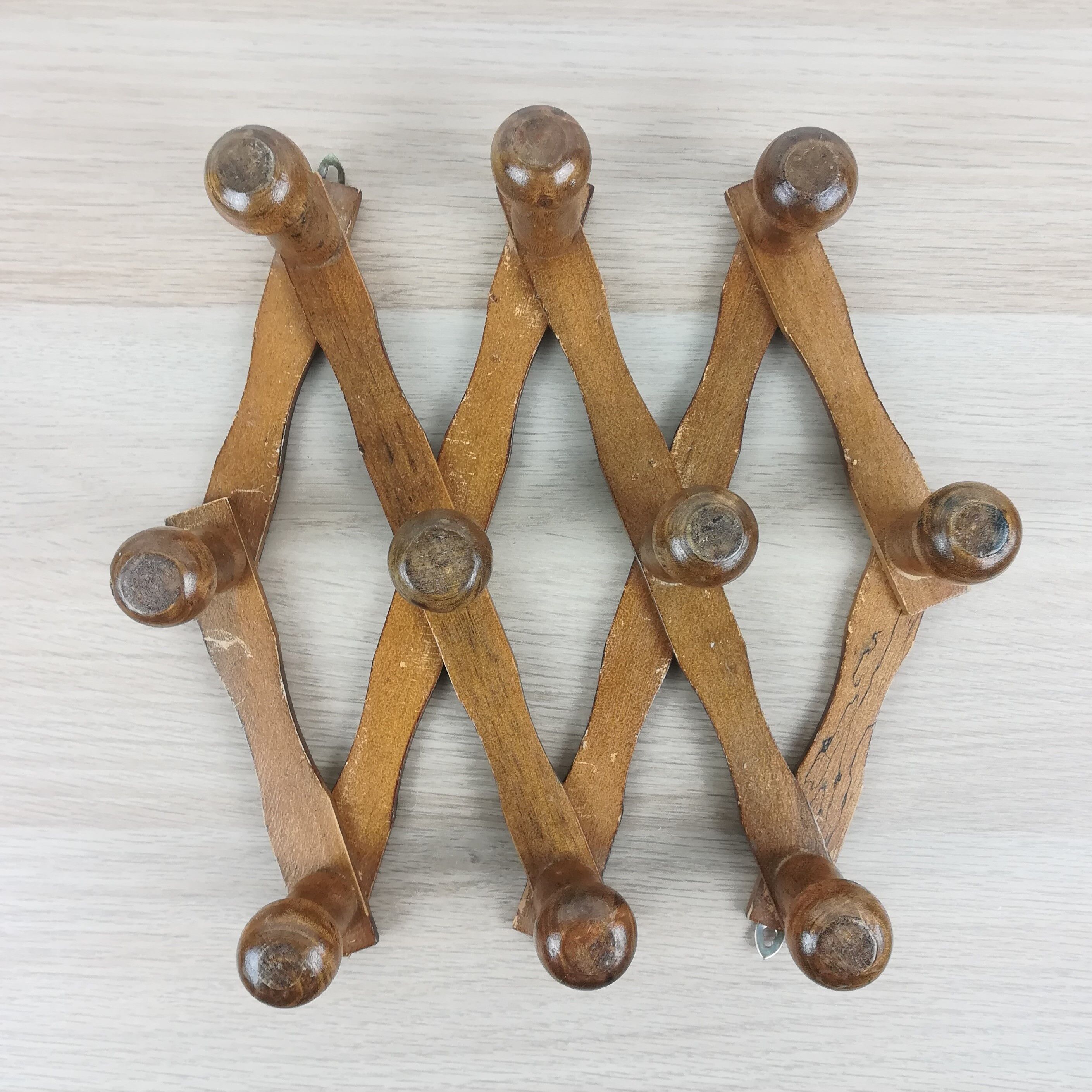 Extendable wall coat rack