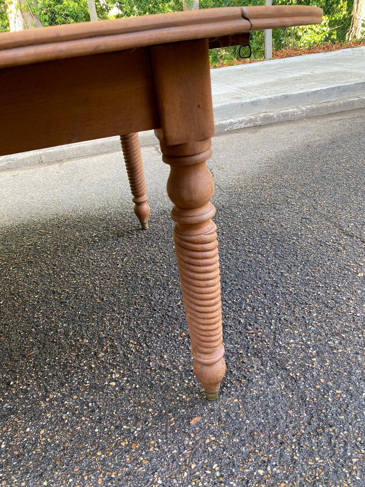 Round extendable banquet table stripped in solid mahogany with 4 extensions, 19th century.