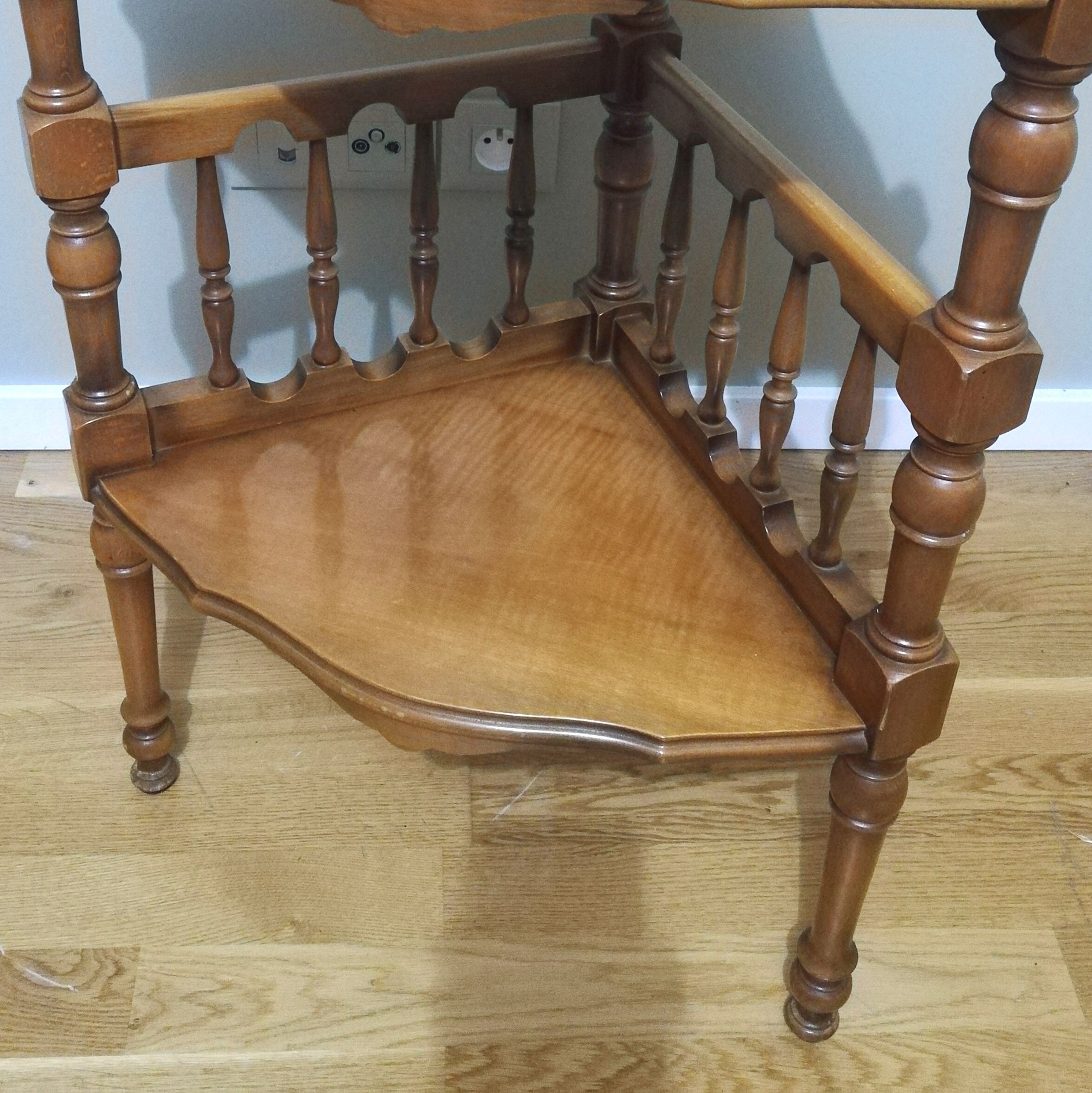 Cherry wood corner pedestal table
