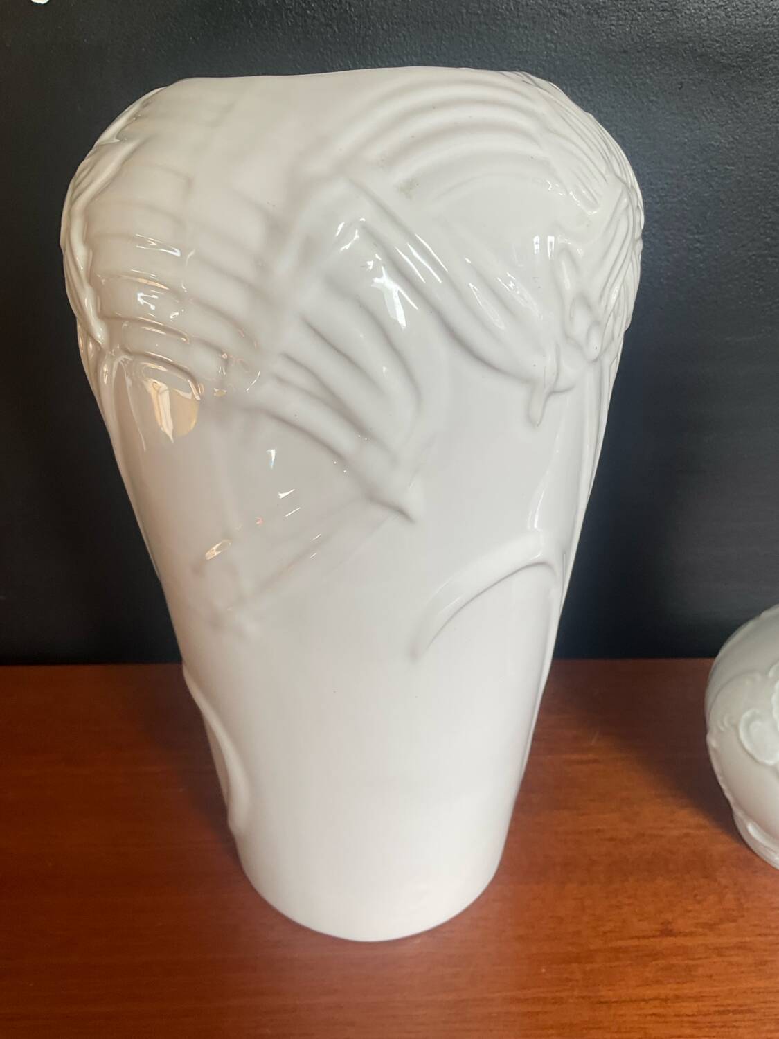 A pair of vintage vases in glazed porcelain.
