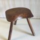 Tabouret tripode en orme massif
