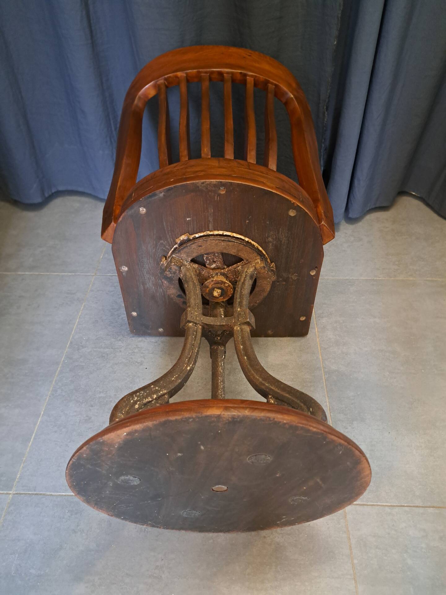 Swivel American chair in walnut and cast iron