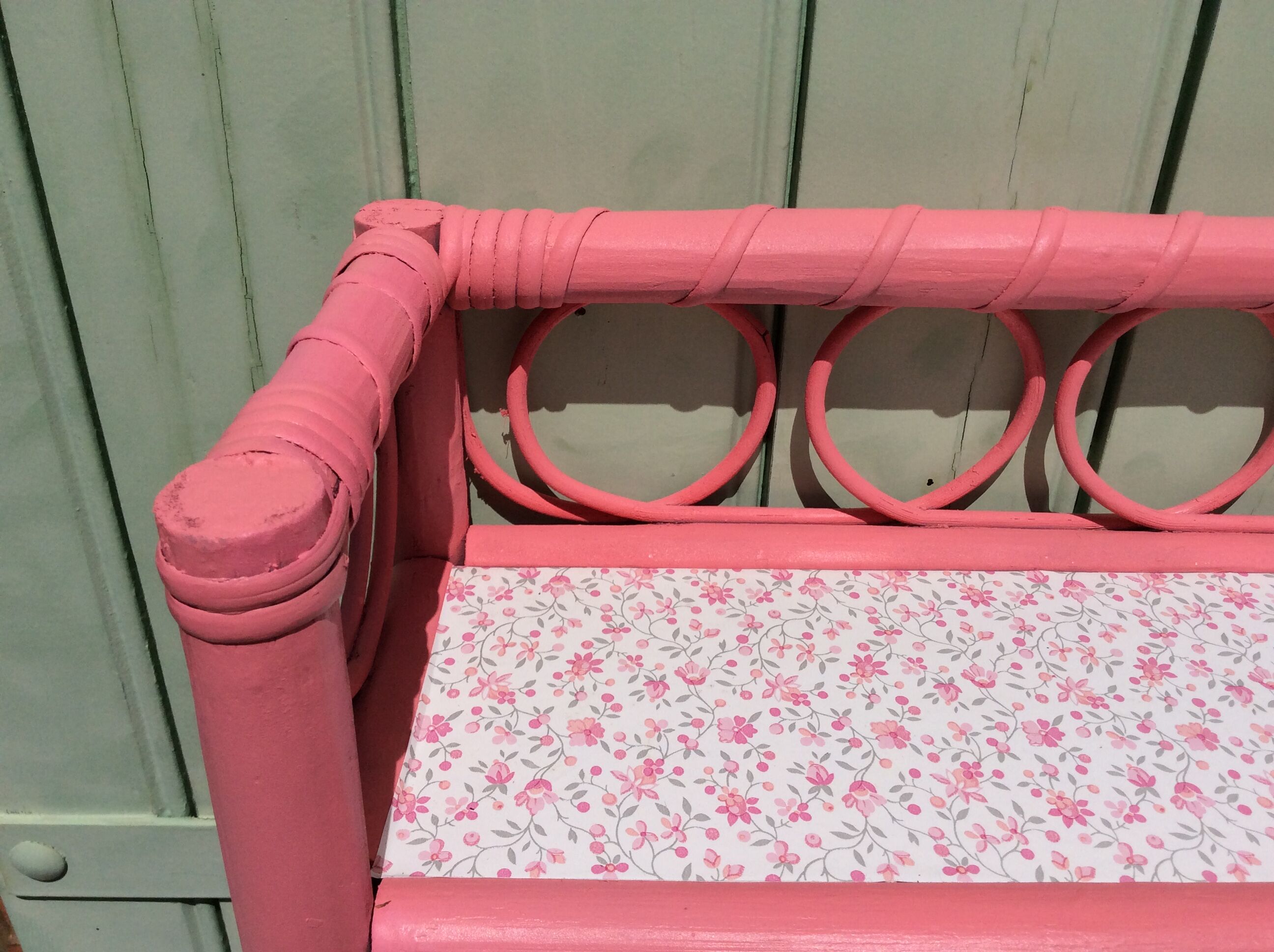 Etagere en rotin rose