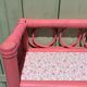 Etagere en rotin rose