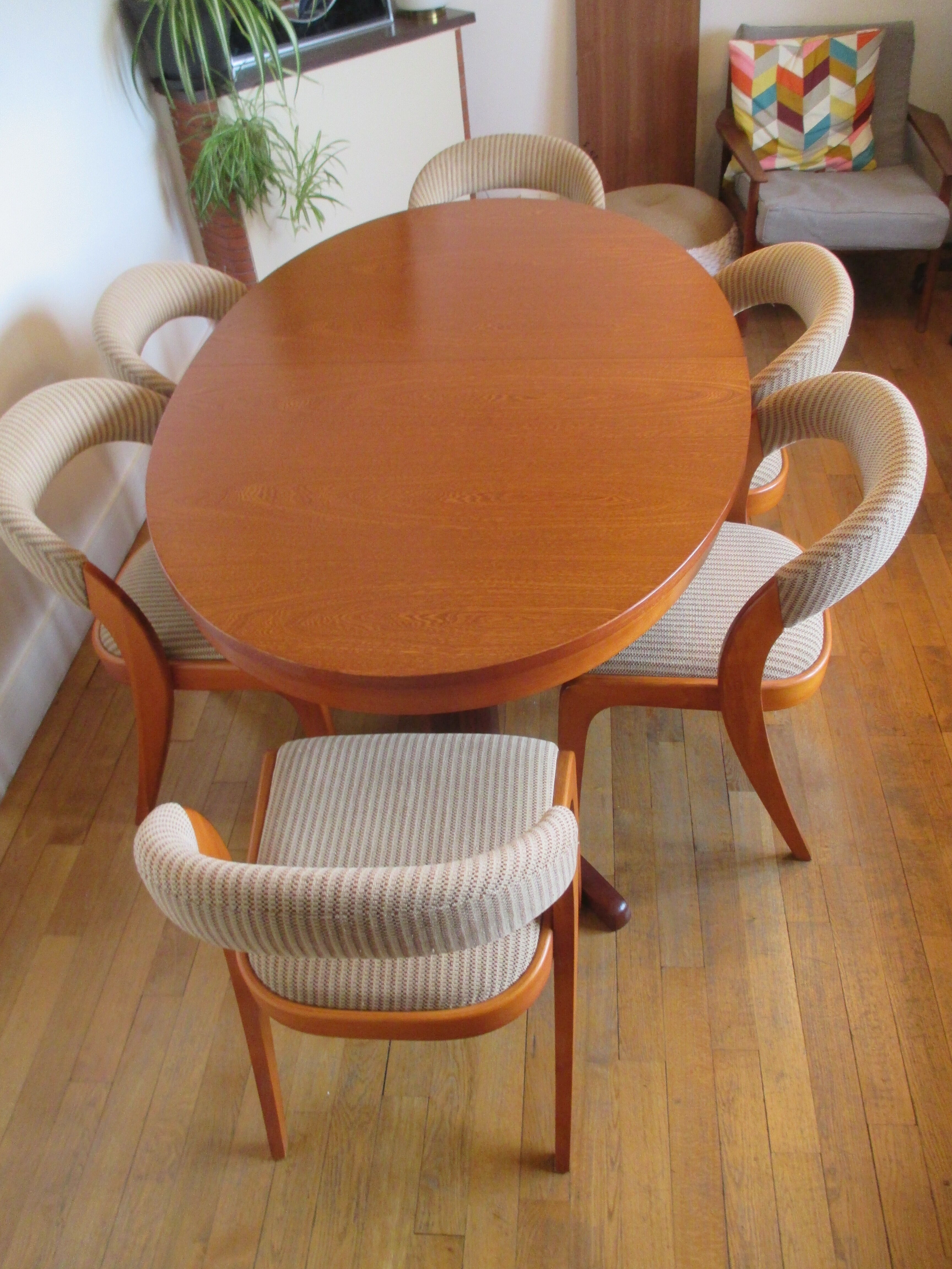 Baumann oval table