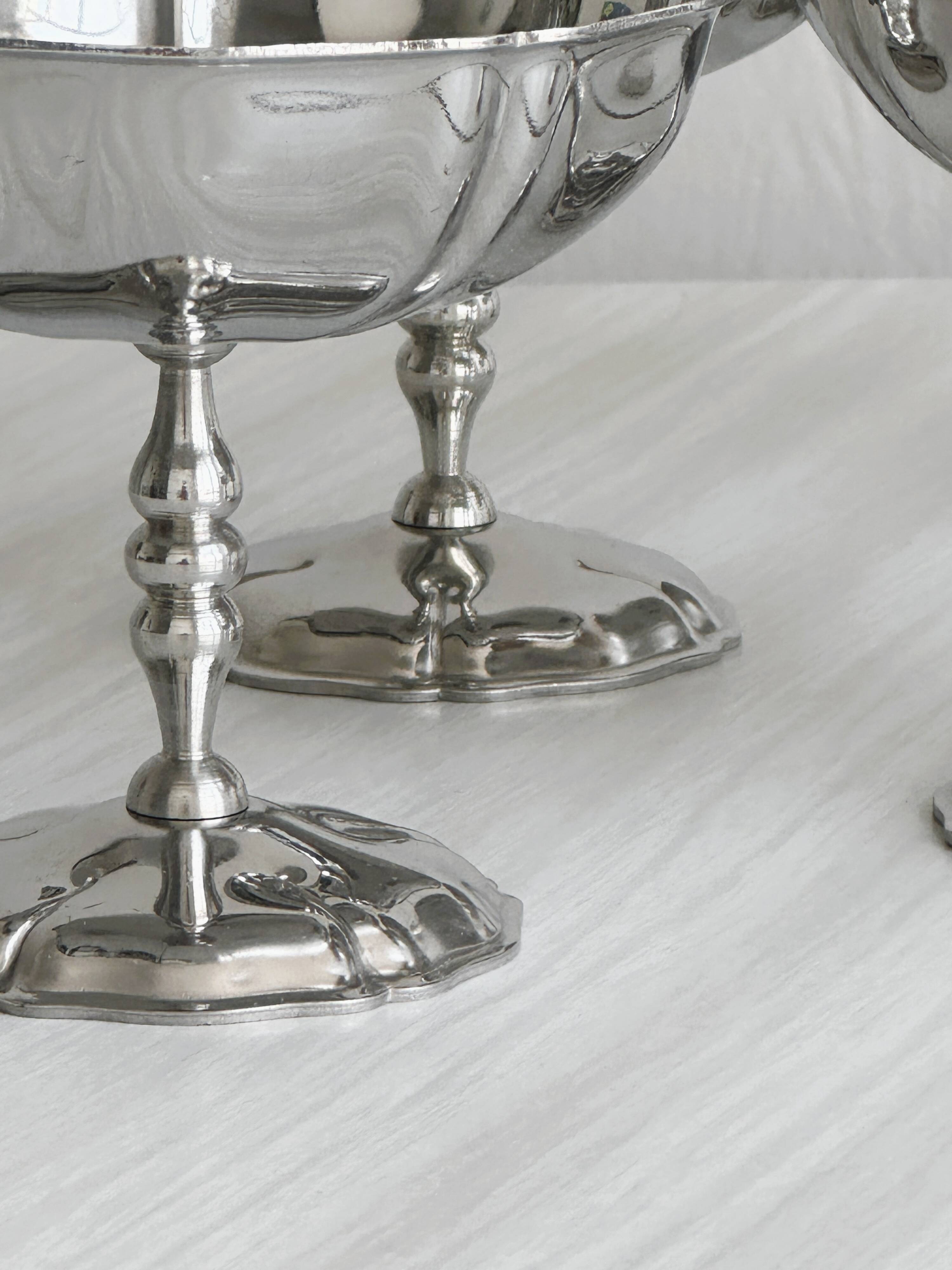 6 silver stainless steel bowls.