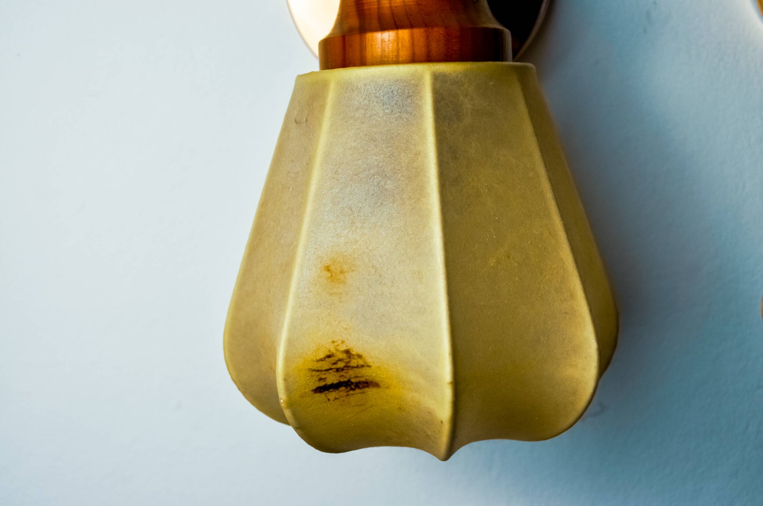 Pair of articulated "Cocoon" wall lights, resin and pine, Italy, 1970