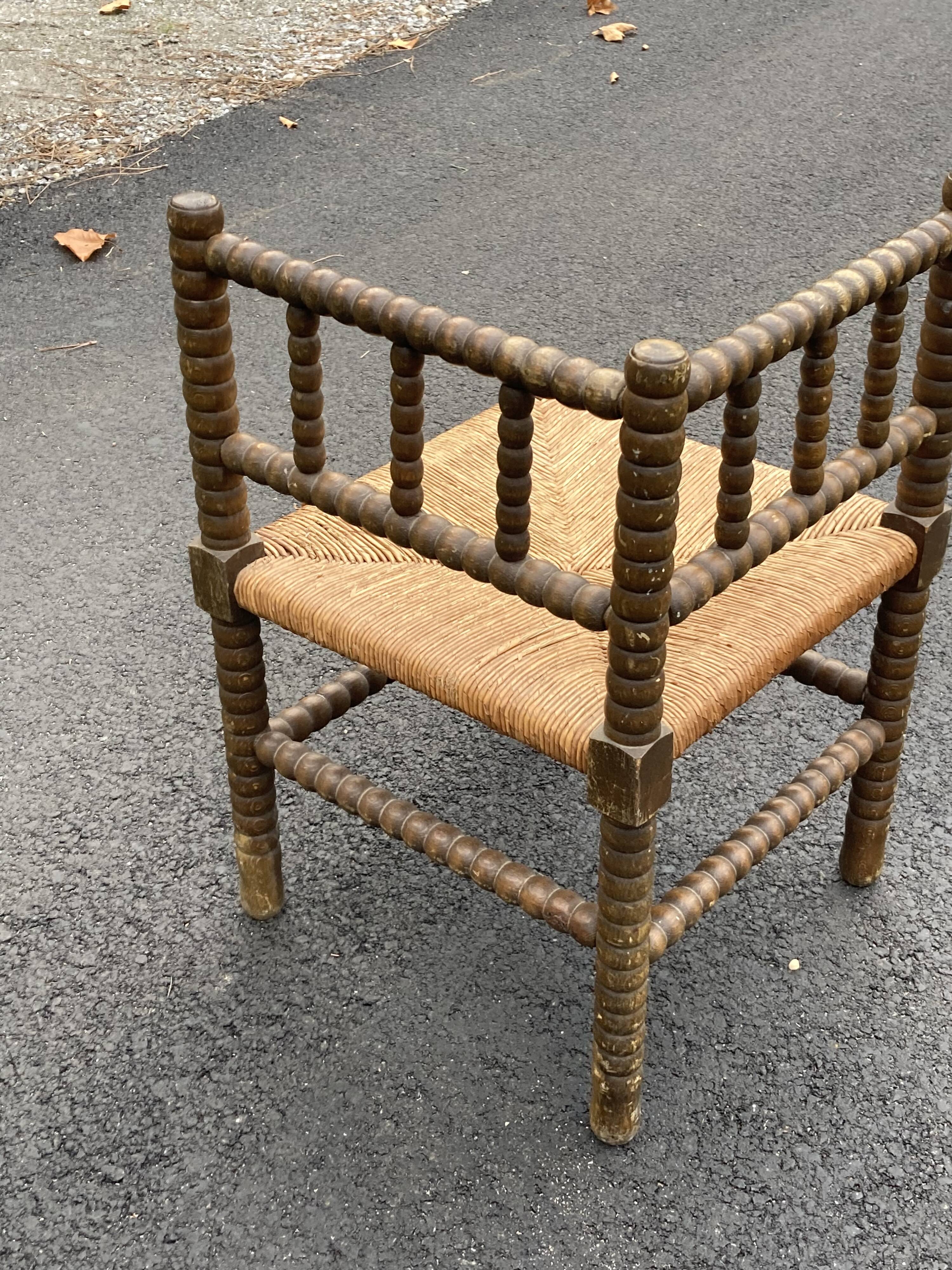 Chaise d’angle en bois tourné